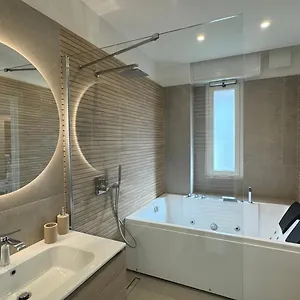 Casa Febo, In Centro Con Parcheggio Privato A 200 Mt Dal Mare Gasthof Bordighera